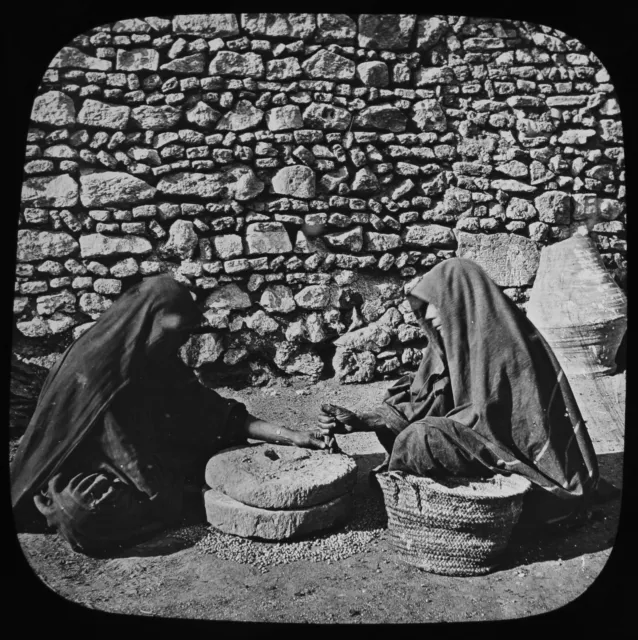 WOMEN GRINDING CORN IN THE HOLY LAND C1890 ANTIQUE Magic Lantern Slide PHOTO