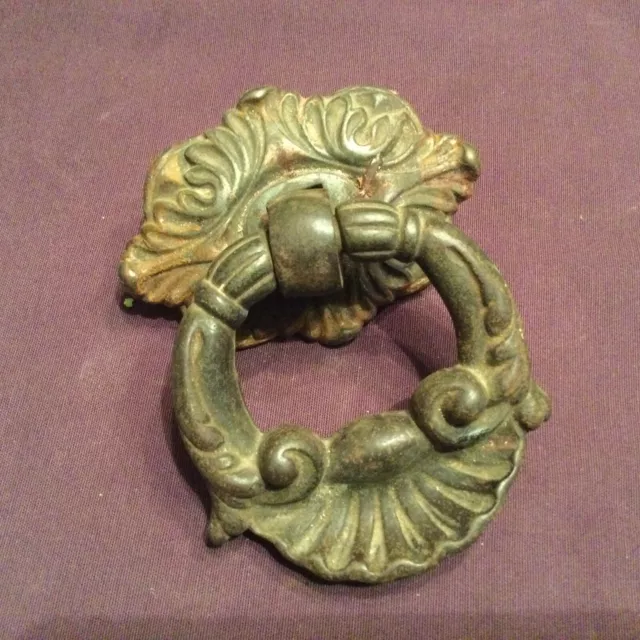 Ancien HEURTOIR -MARTEAU DE PORTE- COQUILLE SAINT JACQUES EN FONTE Renaissance