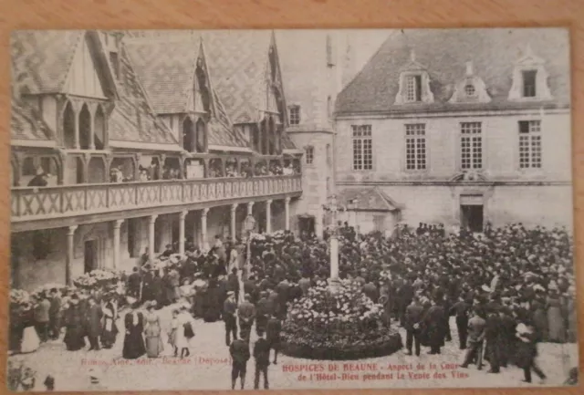 CPA écrite 1919 HOSPICES DE BEAUNE Cour Hôtel Dieu pendant la Vente des Vins