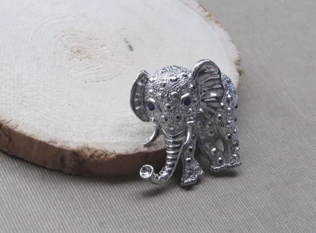 Broche Alfiler joya elefante en acero con baño de plata.