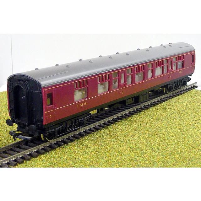 OO GAUGE HORNBY Corridor 3rd Class Coach in LMS Maroon with Internal ...