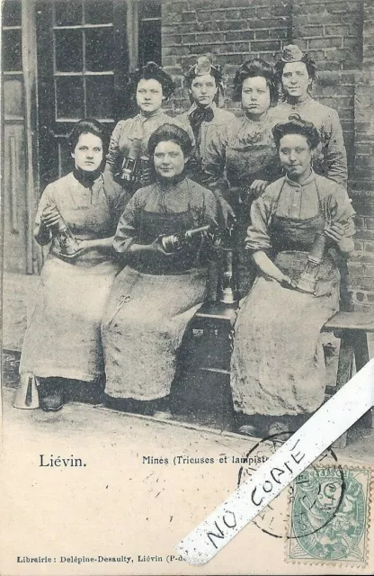 carte postale ancienne  Pas de Calais, Liévin, trieuses et lampistes Mines