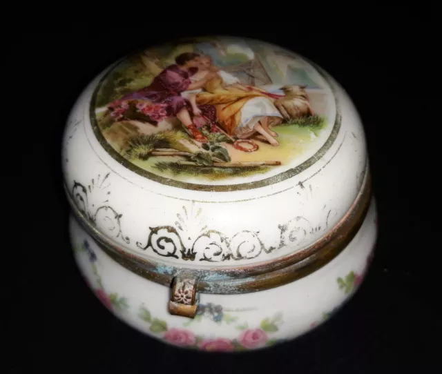 Petite bonbonnière boite coffret pilulier porcelaine de Limoges décor romantique