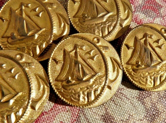 ANCIEN BOUTON au DÉCOR de VOILIER en MÉTAL DORÉ EMBOUTI fin XIXe