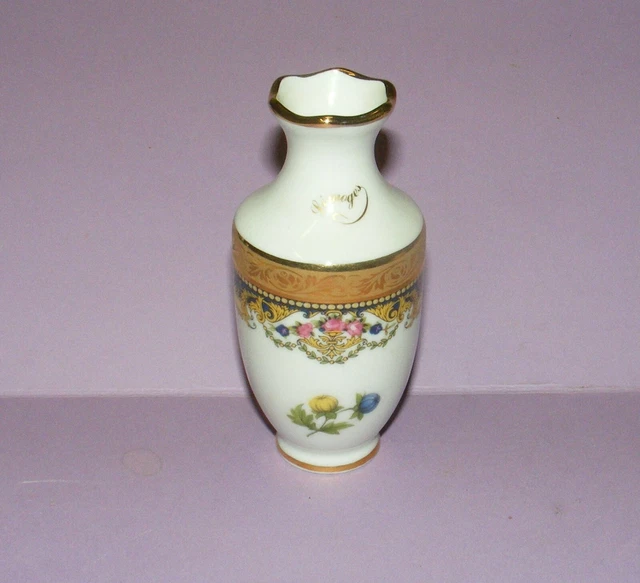 VASE MINIATURE PORCELAINE De La Rose Limoges France Par F Et D. Frise
