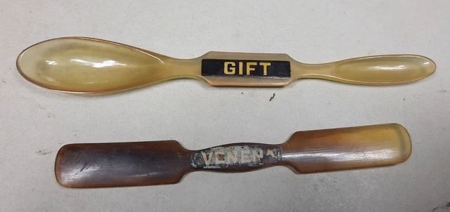 2 alte APOTHEKERSPATEL / DOSIERLÖFFEL „GIFT“ / „VENENA“, Horn, um 1920 (B)