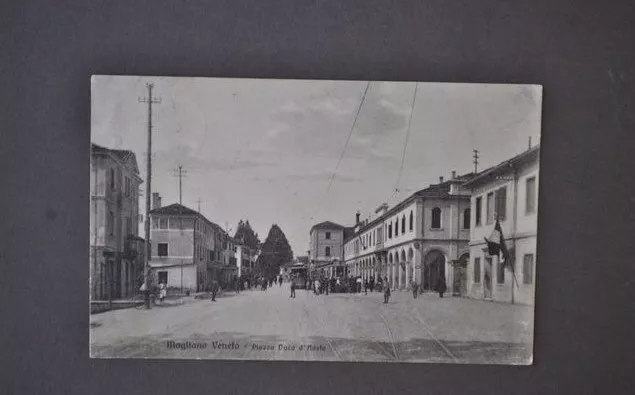 Cartoline Veneto Treviso Mogliano Piazza Duca Aosta Animata Tram 1920