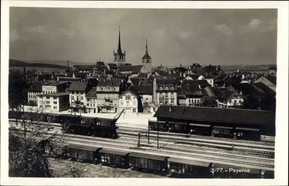 Ak Payerne Kt. Waadt Schweiz, Blick auf den Ort, Bahnhof, Gleisseite - 10623534