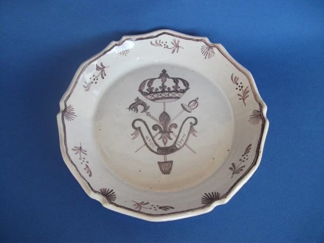 Belle et ancienne assiette en faïence de NEVERS fin XVIIIe début XIXe N°1