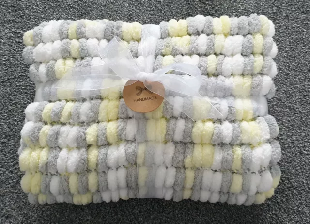 Handgestrickte Baby Bommel Decke in superweichem Grau, Pulver Zitrone und Weiß
