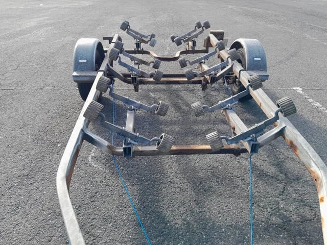 Dunbier Boat Trailer Supa Rolla Series was used for 5.5 m Boat DRIVE ON. Regist