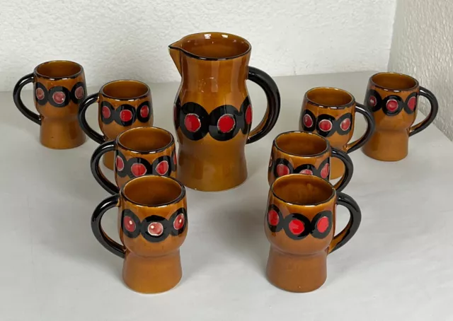 Ancien ensemble d'une carafe et de 8 verres, tasses en céramique