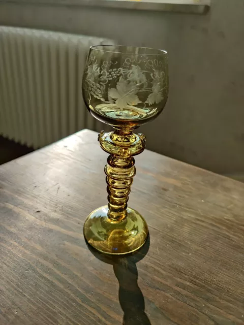 Weinrömer Römer Weinglas um 1900 aus Glas in Gelb Antik