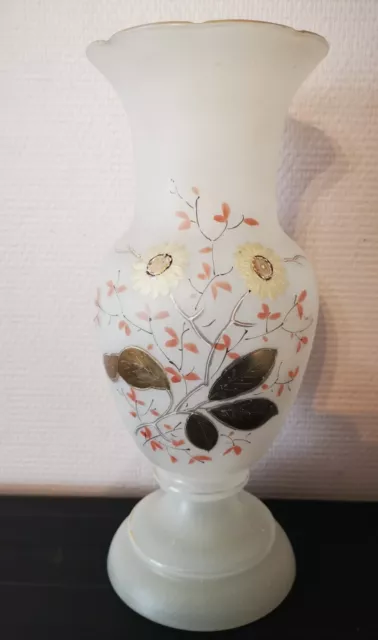 Vase en opaline  blanche à décor floral émaillé or XIXe Napoléon III