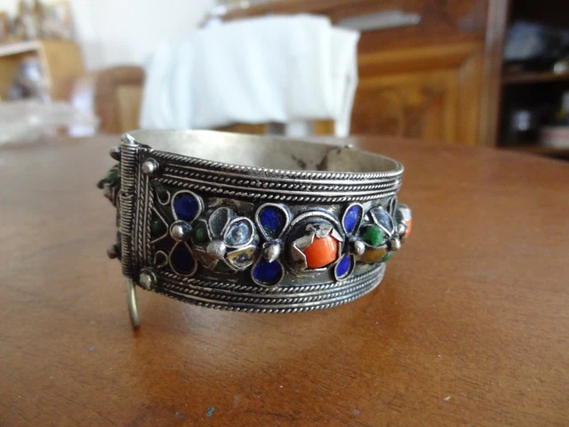 Bracelet Berbère Ancien En Argent - Corail, Pierres Semi-précieuses Et émail, XIXe-XXe Siècle, Occasion