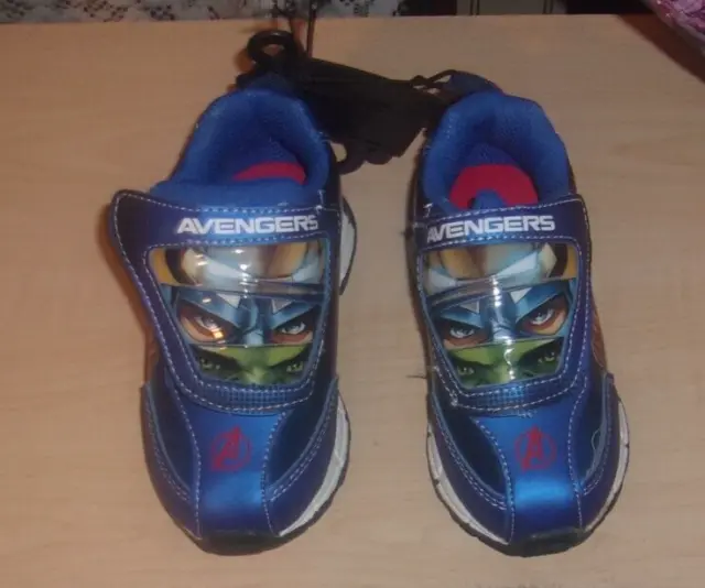 Marvel Avengers   IRON MAN Boys Size 9 Light-Up Shoes!   NEW