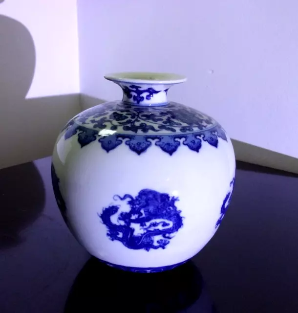 Vase en porcelaine bleu blanc de Chine