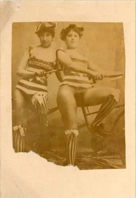 Photo Érotique de 2 jolies filles dénudées sur une bicyclette tandem vers 1880.