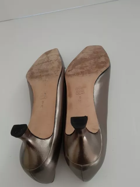 Van Eli Womens Metalic Pumps With Kitten Heels & Bow Accent