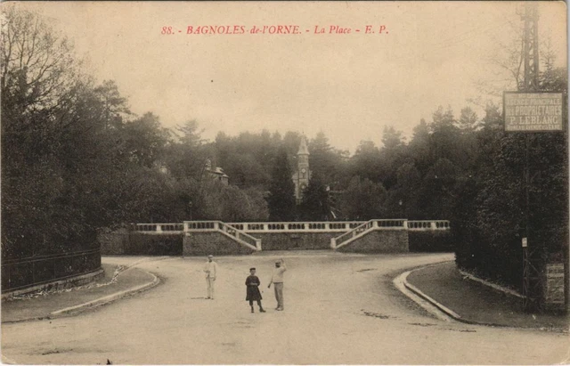 CPA Bagnoles de L'Orne La Place FRANCE (1054000)