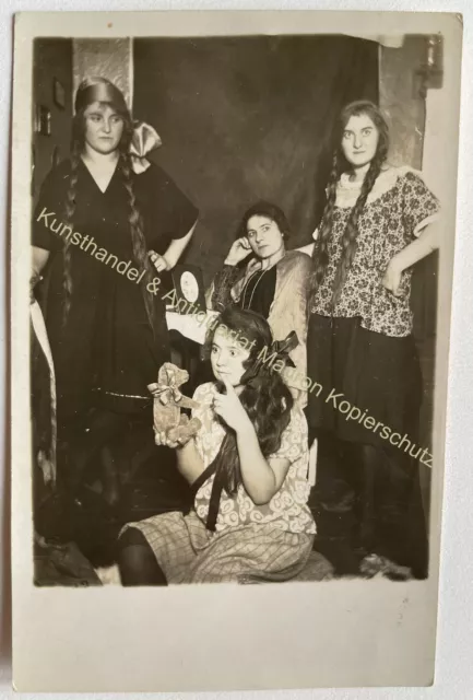 orig. Foto AK Königsberg Ostpreußen 1924 Frauen Spaß Haare Zöpfe