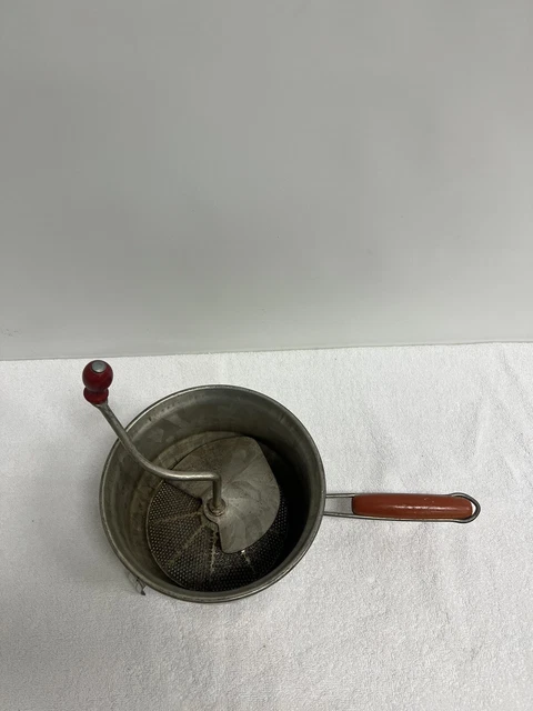 Fabricante de puré de manzana Foley molino de alimentos Masher Ricer vintage con mangos de perno de madera roja
