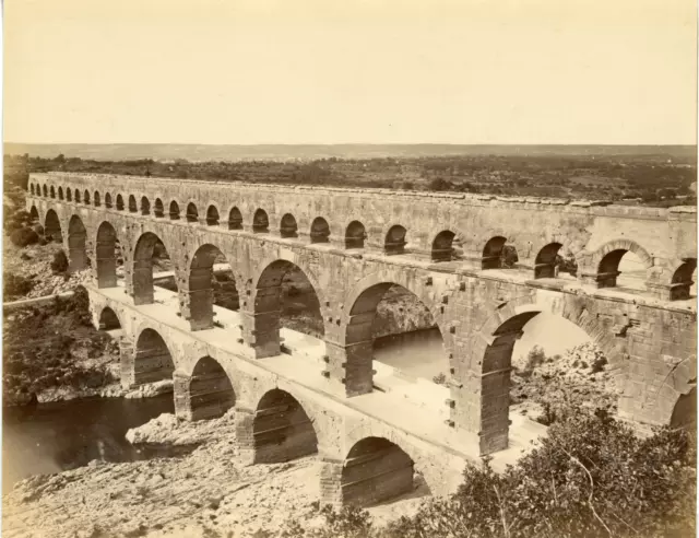 France, Nimes, Vers-Pont-du-Gard, le pont du Gard Vintage albumen print Tira