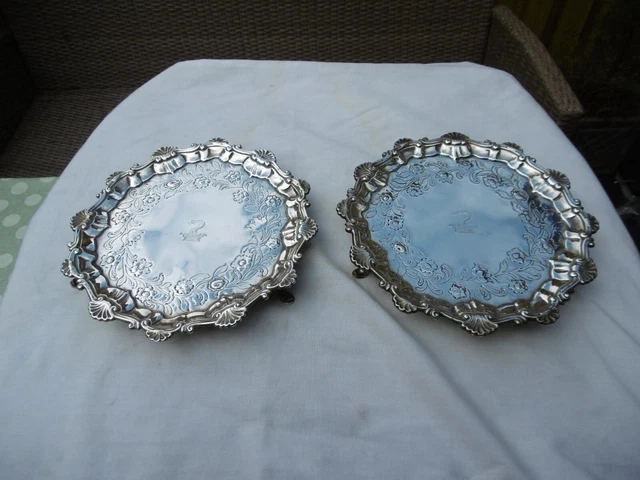 1762 bel paio di salver in argento georgiano di E Coker 530g bel stemma