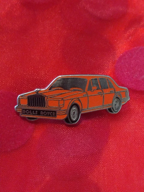 Badge Queen Classic - Pin's Officiel Pyramid International - Collection Fan De Musique - Accessoire Vestimentaire