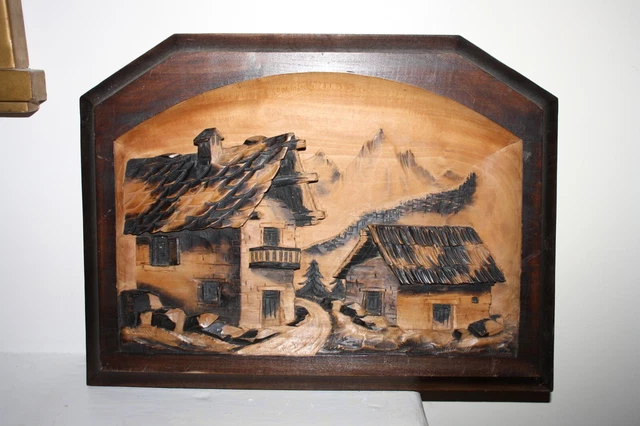Tableau Signé En Bois. Sculpté Et Peint En Relief. Chalet Montagne P 2937 C 21 25