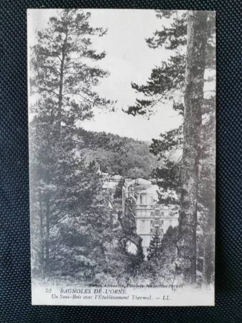 CPA 61 BAGNOLES-DE-L'ORNE - Un Sous-Bois avec l'Etablissement Thermal
