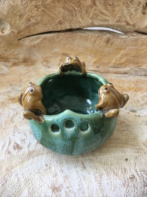 Majolica Glazed Art Pottery 3 Frogs In A Circle Lily Pad Bowl Planter  Vintage!