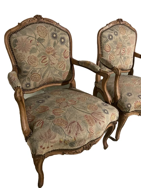 Suite de six fauteuils à dossier plat en hêtre sculpté doré et laqué
