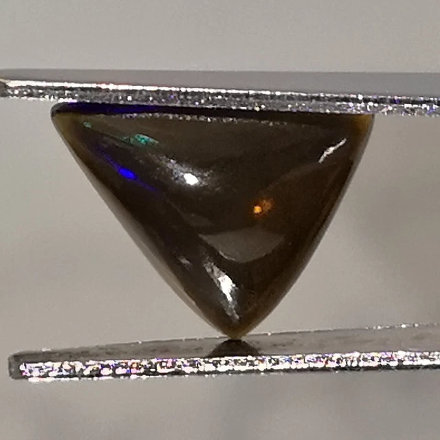 Opale noire traitée d'Ethiopie - Triangle 1.65 Carat