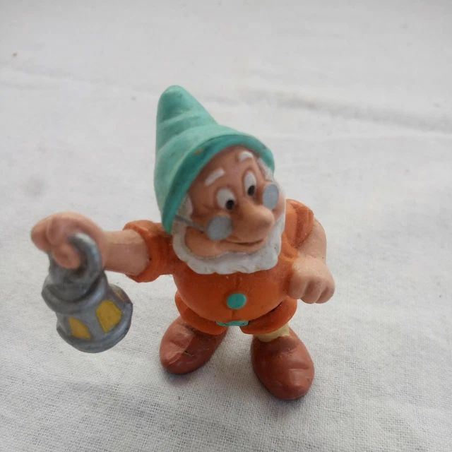Figurine Ancienne En PVC - Nain De Jardin Tenant Un Râteau - Thème Dessin Animé (Titi Et Gros Minet) - Occasion