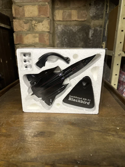 MODEL MILITARY AIRCRAFT.GIANTS Of The Sky.lockheed Sr-71 Blackbird £25.