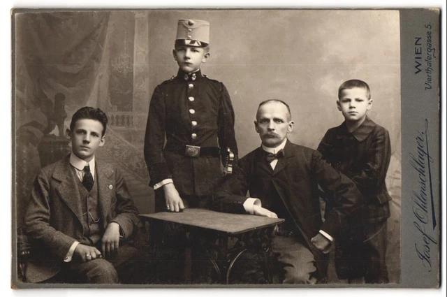 Fotografie Josef Ohlenschlager, Wien, Portrait Vater mit seinen Söhne, Knabe al