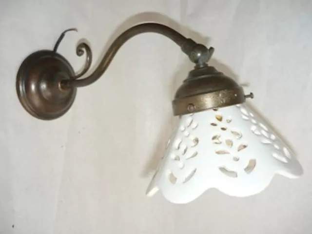 Appliques Lampada da parete in ottone con ceramica traforata bianca bagno ingres