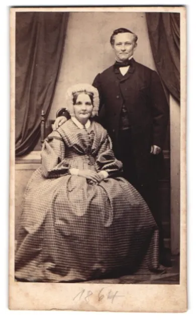 Fotografie P. Brockmann, Ort unbekannt, Portrait Ehepaar im karierten Kleid mit