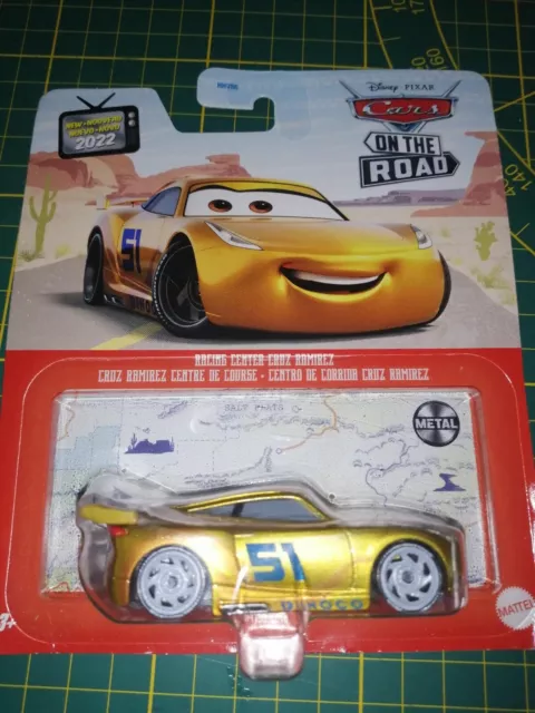 1 DISNEY PIXAR CARS RACING voiture CRUZ RAMIREZ SERIE 2022 CARS ON THE ROAD