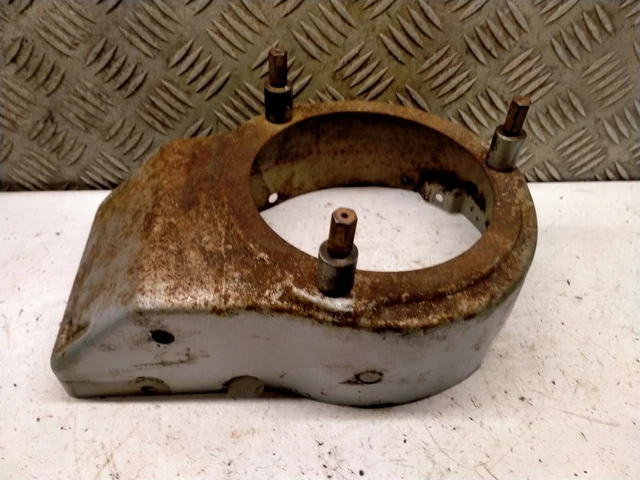 Lot de 2 agrafes de pare chocs arrière d’origine Peugeot 605 réf 6992 Lot de 2 agrafes de pare chocs arrière d’origine Peugeot 605 réf 6992