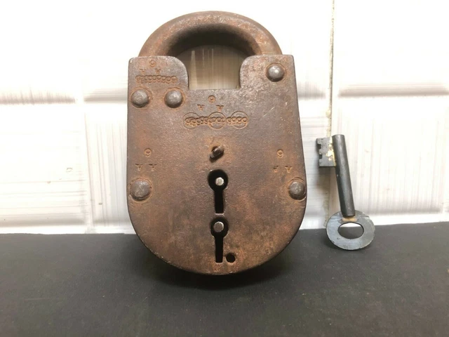 Ein Altes Vintage Vorhängeschloss Aus Massivem Eisen Mit Zwei Löchern Und...