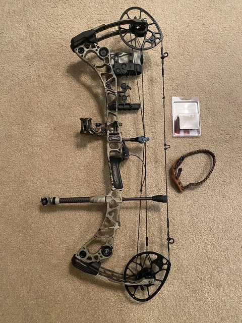 Mathews Halon 32-6 Right Handed 60/30 UA Barren Compound Bow W/ Accessories