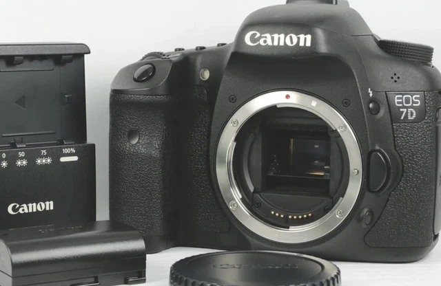 Canon EOS 7D Near Mint 4512 shot! 18.0MP Digital SLR  Battery Charger Japan