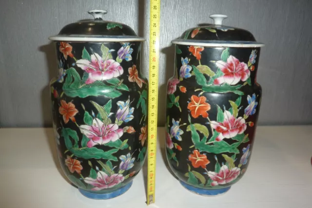 paire de pots à couvert en porcelaine de chine famille noire anciens