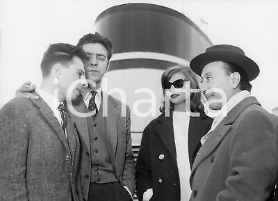 1956 GENOVA Erminio MACARIO saluta troupe di Pino BELLI in partenza (2) Foto