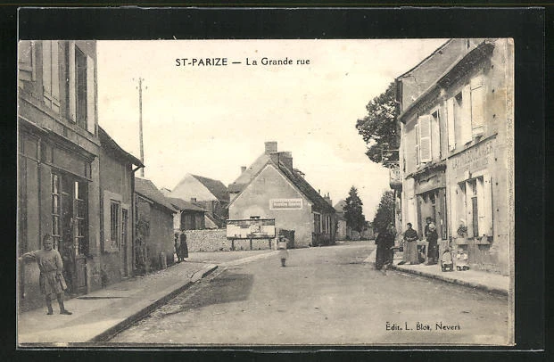 CPA St-Parize, La Grande Rue, vue de la rue avec des passants 1920