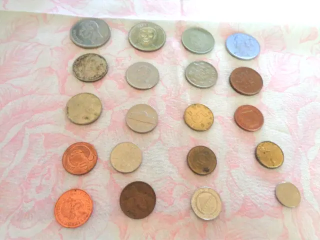20 Münzen aus verschiedenen Ländern