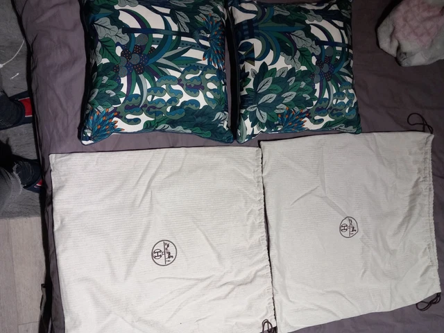 Lot de 2 coussins Hermès avec leurs sacs de transport officiel