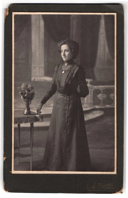 Fotografie J. Blums, Bilstein i. W., Brünette Dame im schwarzen Kleid mit Halsk
